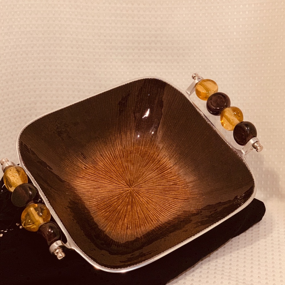 Here the Salsa bowl matches the chip bowl